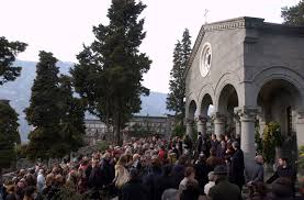 D'azzurro all'albero terrazzato di verde e a un agnello d'argento coricato dinanzi al tronco dell'albero, con la testa rivolta e fissante una stella di sei raggi d'oro posta nel cantone sinistro del capo. Morta Clara Agnelli La Sorella Dell Avvocato Aveva 96 Anni Fu Moglie Del Principe Von Furstenberg E Del Conte Nuvoletti Corriere It
