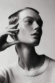 Aragi Studio Instagram Profile Aragi Studio Serenade Kaltblut Magazine Editorial Photographed By Gioconda Hands On Face Poses Portrait Photography Portrait