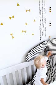 muurstickers okergeel driekhoekjes leuk voor de babykamer of kinderkamer zwart wit met okergeel is een mooie comb babykamer kinderkamer kinderkamer decoratie