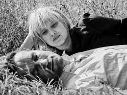 Absolwentka państwowej wyższej szkoły teatralnej im. Joanna Kulig Filmdienst