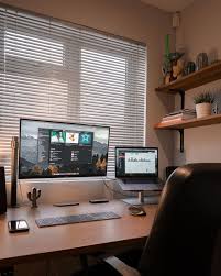 Cool And Confortable In 2020 Pretty Office Desk Setup Desk Decor