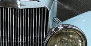 Jay leno's garage , the tonight show'un eski sunucusu jay leno'nun başrol oynadığı, başta arabalar ve motosikletler olmak üzere motorlu taşıtlar hakkında bir amerikan web ve televizyon dizisidir. 1933 Squire Jay Leno Garage Leno Squire