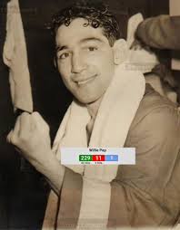 Willie Pep fue campeón mundial pluma en dos ocasiones, en 1946 y 1949 con  tres defensas exitosas, Es considerado el mejor peso pluma de la historia,  le disputa a Sugar Ray Robinson