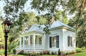 An Elegant 800 Square Foot Cottage The Glam Pad In 2020 Small Cottage Homes Southern Cottage Cottage Homes