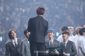 Taehyun of txt said jungkook he were in the same elevator after they finished work out. Thread By Goldenclosettr Jeon Jungkook Is Bigger Than Bangtan Sonyeondan A Thread Jungkook