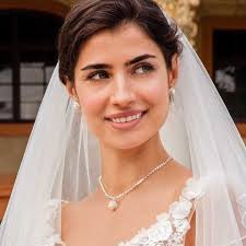 Sollte der ausschnitt selbst schon mit strasssteinen oder perlen geschmückt sein, sollten sie auf halsschmuck verzichten oder lediglich eine ganz zarte halskette tragen. Kette Hochzeit De