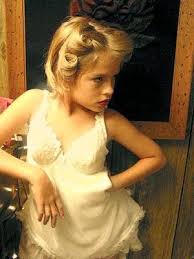 Asia argento nel 2004 mentre ritira un premio al movieline young hollywood awards, nella foto jimmy bennett (in rosso) e dylan e cole sprouse, tutti interpreti del film 'ingannevole è il cuore più di ogni cosa' (foto: Pin On Mens Hairstyles