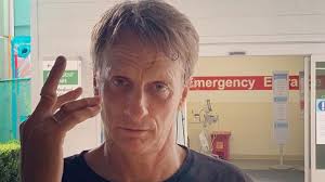 I don't get that kid, nor do i understand what his problem is. Autsch Tony Hawk Postet Bilder Von Gebrochenen Fingern Promiflash De
