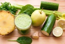 Tailler ensuite l'ananas en tranches de 0,5 cm, puis en bâtonnets de la même largeur, et enfin en petits cubes réguliers. Jus Detox Pomme Concombre Ananas Gingembre Minceur