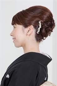 上品で控えめな50代アップの結婚式の髪型 結婚式 髪型 ヘアスタイル 留袖 ヘアスタイル 着物 髪型 ミディアム 黒留袖 髪型