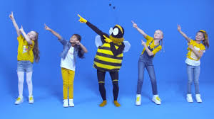 D der kopf sitzt auf dem hals. Lichterkinder Guck Mal Diese Biene Da Offizielles Tanzvideo Kinderlied Zum Tanzen Und Bewegen Youtube