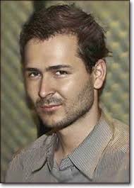 Quel âge a Edward Maya ? 39 Ans, né le 29-06-1986.