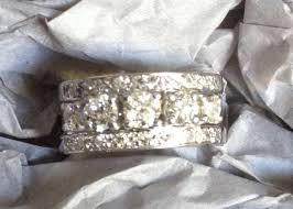 Collections de bague de fiançailles, alliance de mariage, solitaire diamant, bague homme, anneau et chevalière homme, bague diamant, bague perle, bague saphir et bague rubis. Creation D Une Bague Or Blanc 18k Pour Femme Avec Diamant Original Bijouterie Et Rachat D Or A Salon De Provence Joyau D Or