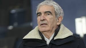 Raymond Domenech insulté après avoir demandé à deux personnes de "remettre  leur masque"