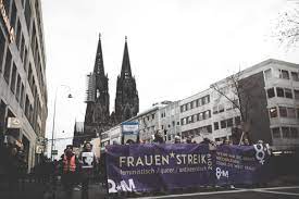 Eine million frauen gingen auf die straßen, blockierten den verkehr, benannten ganze städte um. Frauenstreik Koeln Feministischer Streik Koln