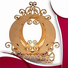 Cenicienta llegó a casa sofocada, sin carroza, sin lacayos, con sus viejos vestidos, pues no le había quedado de toda su magnificencia sino una de sus zapatillas en esto llegó la madrina que, habiendo tocado con su varita los vestidos de cenicienta, los volvió más deslumbrantes aún que los anteriores. Carruaje Cenicienta Madera Mdf Centro De Mesa Xv Anos Bodas