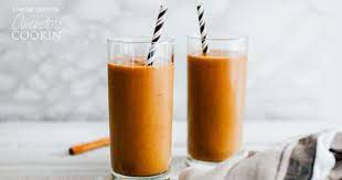 Frullate la zucca fino a ottenere una crema e se occorre ammorbidite il composto aggiungendo gradualmente alcuni cucchiai di brodo di cottura. Frullato Di Zucca E Spezie