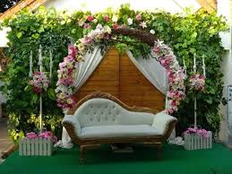 Pasalnya, hal tersebut dapat membuat para tamu undangan yang hadir, merasa tersambut sekaligus menjadi penanda jika pernikahan memang diadakan di sana. Inspirasi Dekorasi Pelaminan Sederhana Dari Kain Wedding Market