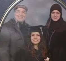 شمس البارودى فى صور بالحجاب : Ù„Ù‚Ø·Ø© Ù†Ø§Ø¯Ø±Ø© Ù„Ø´Ù…Ø³ Ø§Ù„Ø¨Ø§Ø±ÙˆØ¯ÙŠ Ø¨Ø§Ù„Ù†Ù‚Ø§Ø¨ ÙˆÙ‡Ø°Ù‡ Ù‡ÙŠ Ø§Ø¨Ù†ØªÙ‡Ø§ ØºÙŠØ± Ø§Ù„Ù…Ø­Ø¬Ø¨Ø© ØµÙˆØ±