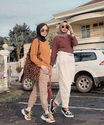 Berbagai pose dibuat sangat kompak dan menarik. Foto Bersama Sahabat Berdua Di Studio Yang Unik Portalkuningan Com