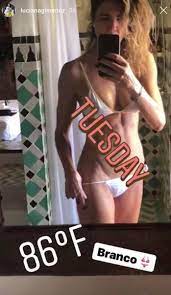 Luciana Gimenez fica quase sem biquíni em vídeo e reclama: ''Sem ...