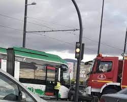 Nueva fecha para la puesta en marcha del metro. Un Nuevo Choque Entre El Metro De Granada Y Un Vehiculo Deja Dos Personas Heridas Ideal