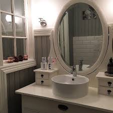 Elin Sofie En Gammel Kommode Ble Vask Pa Do Og Et Gammelt Vindu Skaper Landlig Stemning Bad Bathroom Landstil Badevaerelse