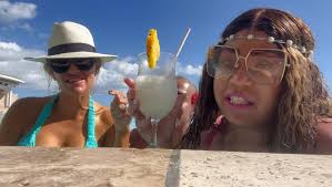 Holiday dreaming with my fav toast 🍹, @cecepeniston