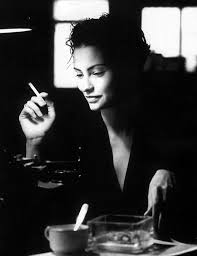 Black And White Woman Drinking Coffee Mi Si E Esaurita L Anima E Rimasta Solo L Eco Dentro Me Coffee And Cigarettes Black And White Portraits Black And White