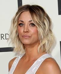 25 kaley cuoco frisuren für 2019 | schon. Kaley Cuoco And Sam Hunt Dating Abgehackte Bob Frisuren Kurzhaarschnitt Rundes Gesicht Frisuren