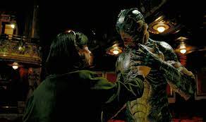 Parce que l'image de l'eau est centrale dans le film et est présente sous toutes ses formes (le monstre dans l'eau, le bain d'eliza tous les matins. La Forme De L Eau Guillermo Del Toro Signe Son Plus Beau Film Critique