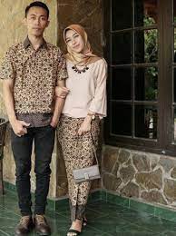 Assalamualaikum, pada kesempatan ini kami fashionable indonesia akan bagikan 18 model baju gamis batik couple modern.nah buat kaka yang ingin tampil seragam. 45 Model Baju Batik Couple Keluarga Modern Terbaru 2020