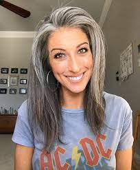 Ovviamente le persone un po’ più avanti con l’età possono, in tutta tranquillità, permettersi una chioma grigia, ottenendo un chiaro e lampante effetto naturale che non stona in nessun modo con la persona. Capelli Grigi Foto Tagli E Sfumature Consigliate Capellistyle