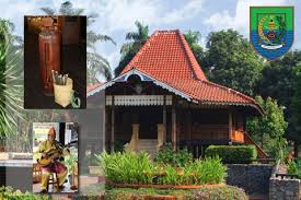 Rumah ini juga terbagi ke dalam beberapa ruangan yaitu, berendo atau beranda, yang digunakan untuk menerima tamu, bilik gedang atau kamar utama, bilik. Anjungan Bengkulu Taman Mini Indonesia Indah