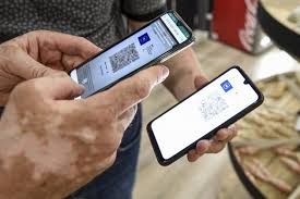 You can upload your covid test or covid vaccination certificates to france's phone application tousanticovid, as a place to store the certificates digitally pic: Controler Le Pass Sanitaire Sans L Identite Dans Les Bars Et Restos La Porte Ouverte Aux Fraudes Le Huffpost