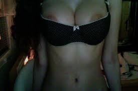 Too small bra Porn Pic - EPORNER