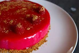 Ce chocolat noir brillant qui coule sur votre trianon au chocolat et le recouvre, c'est. Bavarois A La Fraise Et Glacage Miroir Rouge Dans La Cuisine De Laurie