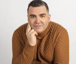 Medium Celebrity Thomas John