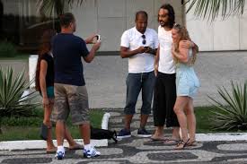 Ego Gabriel O Pensador E Flagrado Dando Confere Em Loira Ao Lado De Amigo Noticias De Flagra