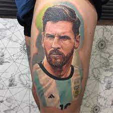 Video shows lionel messi signing an autograph on a brazilian football fan's back tattoo dedicated to the barcelona legend. Insolite Un Joueur Argentin Se Fait Tatouer L Image De Son Partage Apres Avoir Offert Son Maillot A Lionel Messi Tribuna Com