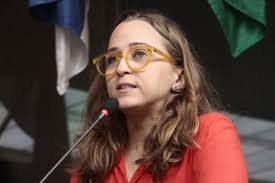 Kari Santos discursa a favor da valorização dos servidores municipais —  Câmara Municipal do Recife