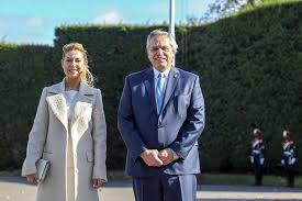 Fabiola yañez y su abogado argumentaron que casalongue hizo publicaciones que contenían calificaciones denigrantes en su contra y que desmerecían su carrera profesional. Why Is Fabiola Yanez Staying In Rome Until Thursday And Who Could Alberto Fernandez Meet This Afternoon Zyri