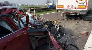 La pollzla ci ha sequestrato!! Tampona Un Tir Sul Raccordo Della A4 Automobilista Muore Sul Colpo Traffico Bloccato