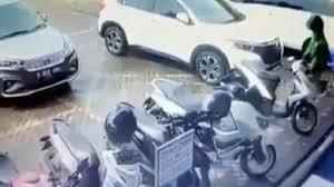Mungkin salah satu dari kalian sudah mengetahui video ojol yang satu ini yang sekarang ini sedang ramai jadi trending topic warganet. Viral Pria Berjaket Ojek Online Curi Ponsel Yang Tertinggal Di Parkiran Motor Aksinya Terekam Cctv Berita Jakarta Hari Ini