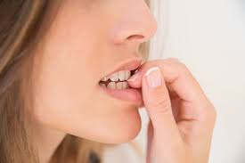 Aplica compresas frías para calmar la comezón, y evita que tu bebé se rasque la picadura. Seis Trucos Para Dejar De Morderse Las Unas Valencia Plaza