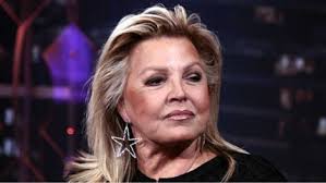 Michèle Richard REVIENT dans les médias du Québec... Et porte un TRÈS gros  décolleté!