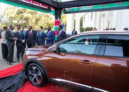 Últimas noticias, fotos, y videos de uhuru kenyatta las encuentras en el comercio. Uhuru Drives Macron In High Stakes Test Drive For Kenyan Peugeot