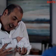 {SUITS • temporada 9, episódio10} Hoje, 18 de junho, é comemorado o "Dia  dos pais" nos EUA e nada mais justo do que celebrar essa data lembrando o  quão sortuda a Lucy é por ter o Louis como papai 🥺🤧🩷 ...