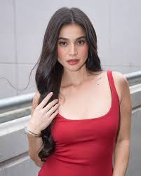 Anne Curtis-Smith[fn 1] (Tagalog pronunciation: [ˈkəɹ.tɪs]; born 17  February 1985) is an Australian-born Filipino actress, television host,  entrepreneur and model. Known for her versatile work in film and television  productions, she is