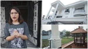 Salah satu yang paling buat penasaran adalah bagaimana mewahnya rumah selebritas indonesia. 5 Artis Ini Masih Muda Sudah Punya Rumah Mewah Banget Hasil Keringat Sendiri Lagi